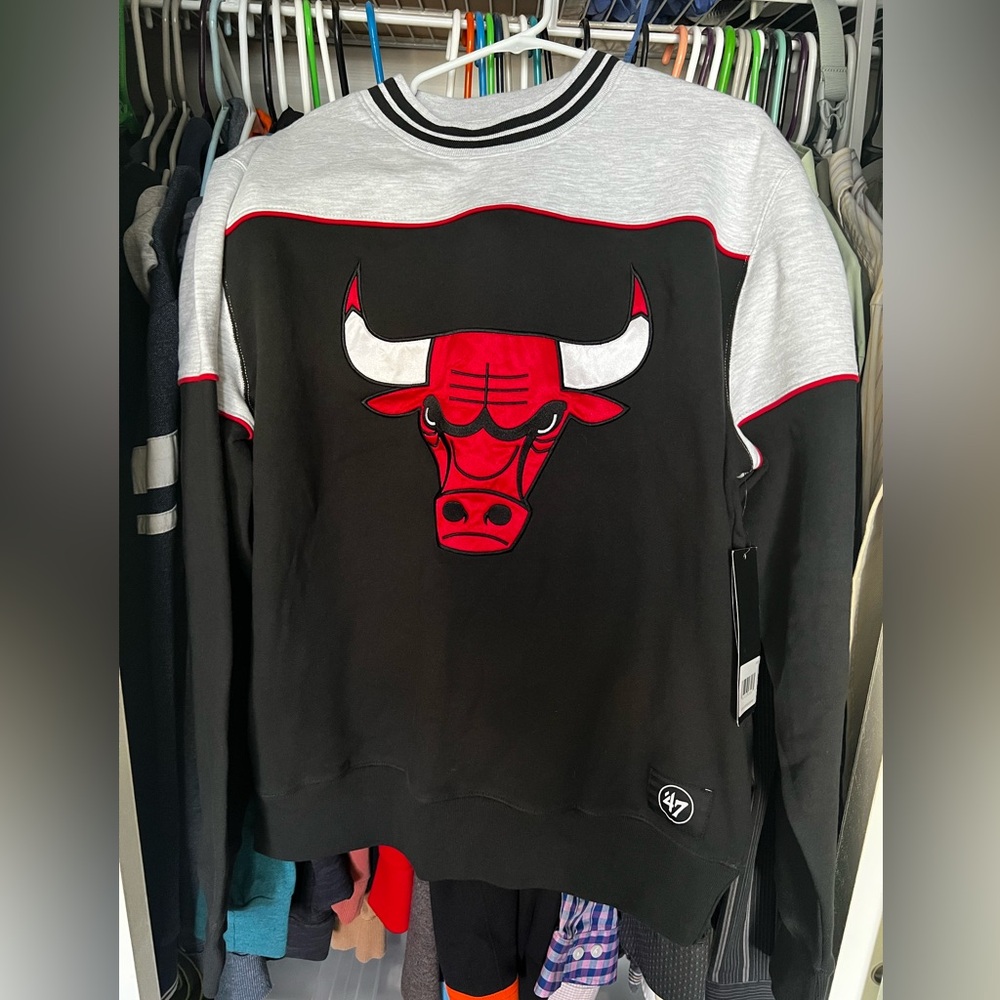 Men’s 47 Brand Chicago Bulls Black and Gray Crewneck Sweater w/ Red Accents NBA